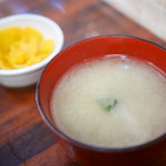 海鮮丼 大江戸 - お漬け物・おみそ汁
