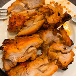 ザトラ - ガーリックチキンティッカをカットした様子