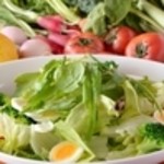 Itariandainingu Gurato - 週替わりの旬の野菜が味わえる特製サラダ。ドレッシングはニンジンとタマネギが入って、こちらも野菜たっぷり。