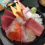 Fujiyasu Shokudou - 海鮮ちらし寿司(880円)♪
                        海鮮ちらし寿司はマグロや玉子、蟹、スルメイカ、タコ、シラス、カンパチ、鮭、いくら、天然真鯛等、色とりどりに豪華に乗ってる＼(*^▽^*)/ どれも新鮮プリプリで美味し〜♪