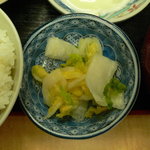 家族厨房 ひっきり - 白菜の浅漬け、美味しいです。