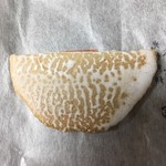 安寧 - あれ？裏には砂糖が付いてる。。えー、安寧で頂いたお煎餅にもついてたっけ？？？