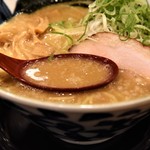 拉麺しるし - 醤油とんこつラーメンのスープ