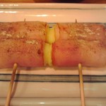 やき鳥三太郎 - チーズベーコン串　５４５円(税込)(2016年12月30日撮影)