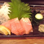 やき鳥三太郎 - 本まぐろ(かま)刺身 ９８０円(税込)(2016年12月30日撮影)