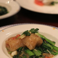 萬珍樓 本店 - 新年のお料理のメニューより　年年有余　白身魚と青菜の炒め物