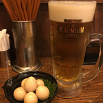 肉汁餃子のダンダダン - 生ビール 497円・うずらの味玉 389円。