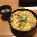 香鶏酒房鳥八 - 【ランチ】モツ入り親子丼 800円(税込)