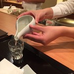 あ利 - 両脇のおふたり…日本酒が進みます〜♪