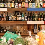 島どうふ - カウンター越しに見えるお酒のラインナップ