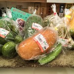 島どうふ - 店内で売られている野菜たち