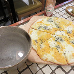 ひびき - シメは、芋焼酎と味わうピッツァのクワトロ・フォルマッジォ。
