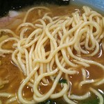 家家家 - 家系にしては少し細過ぎる麺。