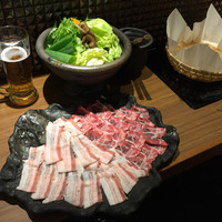 イベリコ屋 心斎橋店 - しゃぶしゃぶ用のイベリコ豚と新鮮な野菜の黄金バッテリー