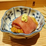 和牛クラシタの軽い炙り 北海道産生雲丹巻き 天山葵