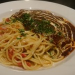 カジュアルイタリアン ポモドーロ - 料理写真:ガーリックスパゲティ　トマト＆カレーソース添え