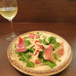 オステリア ラ フェニーチェ - サラダを白ワインとともに。