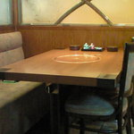だるま - 店内のテーブル席の風景です
