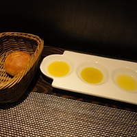 オッジ ダルマット 西麻布店 - パンとオリーブオイル３種 