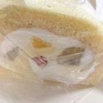 ふわっふわっ巻きたてロールケーキ - フルーツロールケーキ(ハーフサイズ)1220円