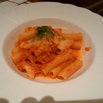 イーストサイド・カフェ - リガトーニ・海老と赤パプリカのラグーソース・コース2,040円税込