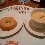 イーストサイド・カフェ - パン食べ放題。コーンチャウダーなのでいろいろな具入り。