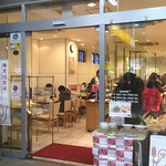 リトルマーメイド - お店外観。駅改札に面している側