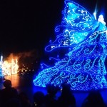 イーストサイド・カフェ - パレード先頭はエルサ