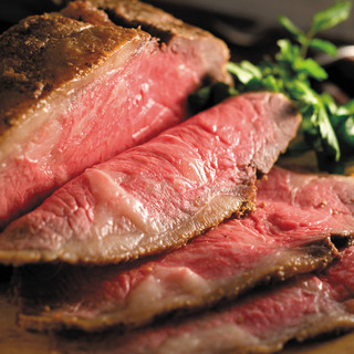 Traditional roast beef, hand-grilled daily by craftsmen, starts at 790 yen.