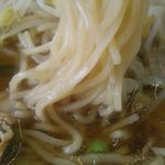 ラーメン藤 - おなじみのストレート麺。低加水麺で、旨みを吸っていくタイプ。