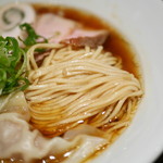 ヌードルラウンジ ヒシオ - 全粒粉入りの中細ストレート麺