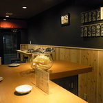 だるまときんぎょ - カウンターからの様子　カウンターの上には金魚蜂がおいてありま