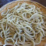 三久 - 蕎麦は緑ががっています