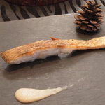 レストランRyu - 鯛のソテー、牛蒡ペースト、燻製の香付き松ぼっくり