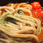 つけ麺 五ノ神製作所 - 海老トマト全部入りつけ麺 1180円 のつけ汁の中のつけ麺