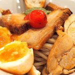 つけ麺 五ノ神製作所 - 海老トマト全部入りつけ麺 1180円 のバジル、味玉、豚チャーシュー、鶏チャーシュー