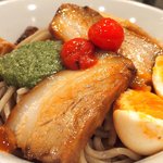 つけ麺 五ノ神製作所 - 海老トマト全部入りつけ麺 1180円 のバジル、味玉、豚チャーシュー、鶏チャーシュー