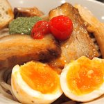 つけ麺 五ノ神製作所 - 海老トマト全部入りつけ麺 1180円 のバジル、味玉、豚チャーシュー、鶏チャーシュー