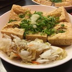 江豪記臭豆腐王 - 屋台でも見られる、白菜のキムチが付いた、揚げた臭豆腐