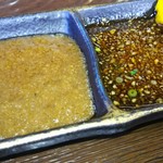 ステーキハウス綱政 - 左フルーツたれ右しょうゆたれ