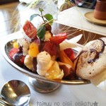 ガストーラ - フルーツたっぷり豪華なパフェ