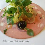 ガストーラ - 大きなハムの上にサラダ