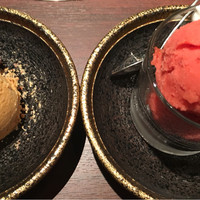 和牛焼肉 とびうし 飯田橋 - 左）キャラメルジェラート、右）苺シャーベット