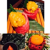 和牛焼肉 とびうし 飯田橋 - 上）ウニ肉巻き、左下）韓国のり、右下）ユッケ