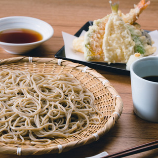 蕎麦は店内で毎日手打ちしています