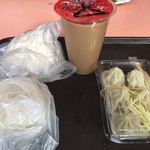 高雄包手 - 肉まん、タロイモまん、小籠包、コーヒー牛乳の朝食(合計60NT$≒220円)