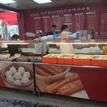 高雄包手 - 店員さんが総出で饅頭のタネを作っています