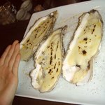 ア ミオ アージョ - 根セロリのピューレをのせた岩手県広田産　生牡蠣のオーブン焼き！