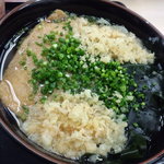 手打うどん くうかい - わかめうどん400円＋ｷﾂﾈ入70円＋麺量中70円です。天ｶｽ入れてます。