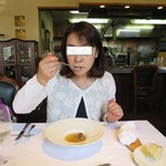 ウシマル - スープを飲む家内